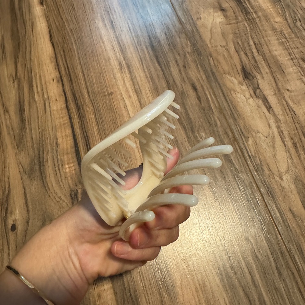 Teleties Cream Hair Clip - Picture 3 of 3